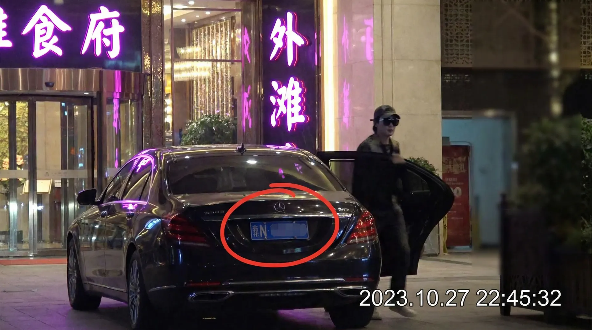 bti体育网站 - 豪车餐厅外偷拍